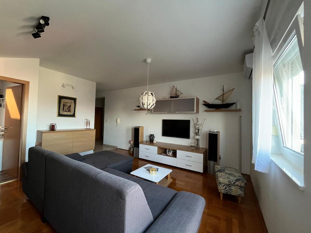 Prova S Pogledom Na I Besplatnim Parkingom Apartament